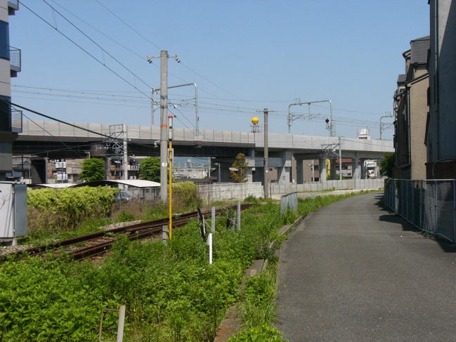 上の写真の場所の現在の風景